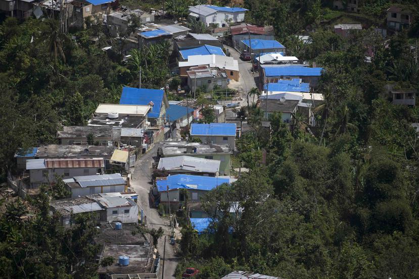 Casas con toldos azules luego del paso del huracán María por Puerto Rico. (GFR Media)