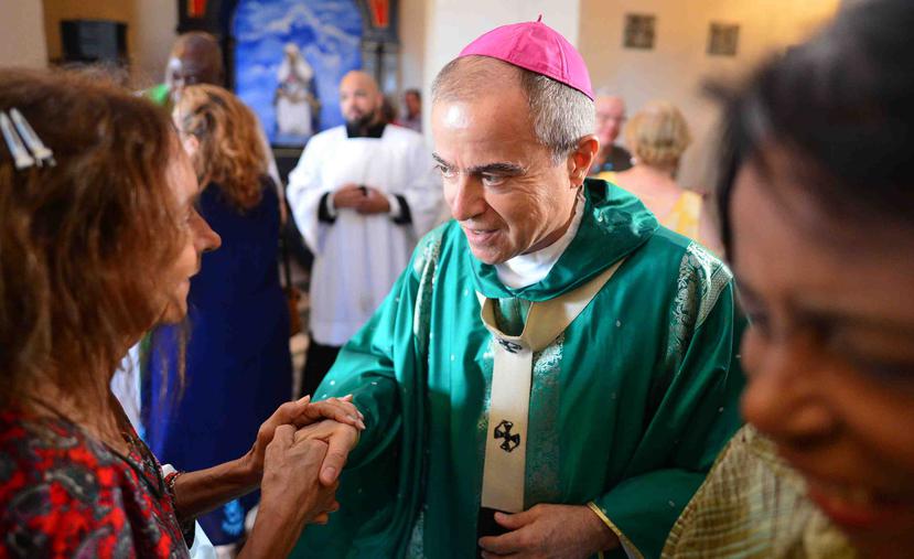 El monseñor Roberto González conversa con los feligreses luego de ofrecer una misa dominical en la parroquia San Mateo de Cangrejos en Santurce.
