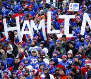 Los fanáticos muestran un letrero para manifestar apoyo al safety de los Bills de Buffalo, Damar Hamlin, durante el partido de ayer, domingo, ante los Patriots de Nueva Inglaterra.