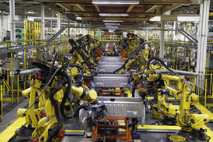 Brazos robot soldando plataformas de camionetas Ford F-150 en la línea de ensamblaje en la fábrica Ford Rouge en Dearborn, Michigan. (AP Foto/Carlos Osorio, Archivo)