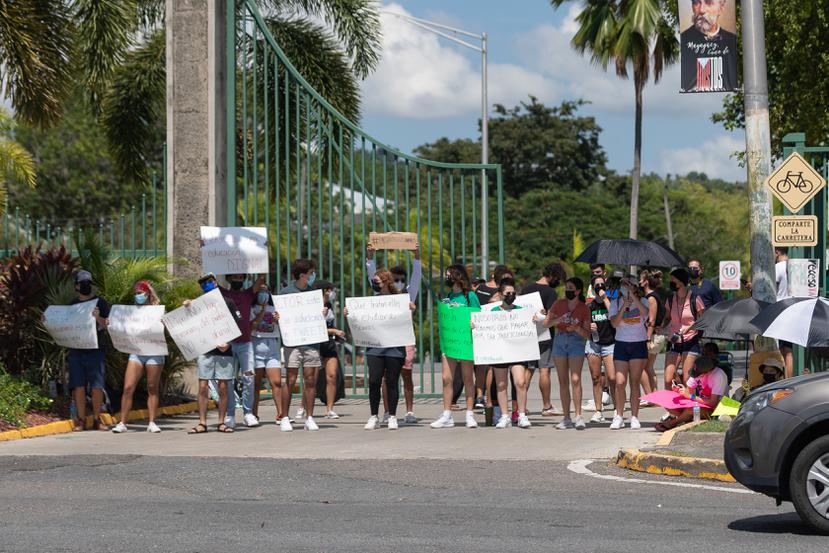 Protesta de estudiantes universitarios por la falta de servicio eléctrico, frente al portón principal del Recinto Universitario de Mayagüez (RUM).