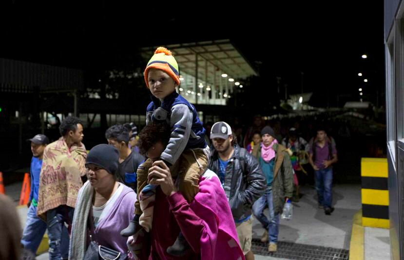 Migrantes de Honduras cruzan la frontera entre México y Guatemala sin el registro de las autoridades en Ciudad Hidalgo, México. (AP)