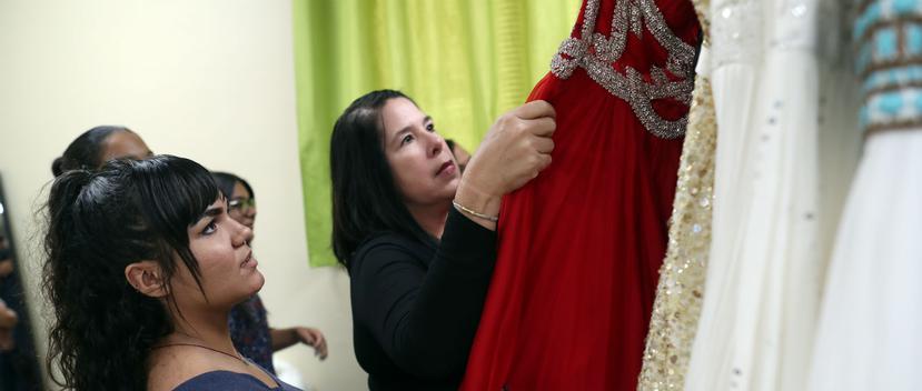 La joven Jaelen Colón escoge su vestido de “prom”. (Fotos: David Villafañe)