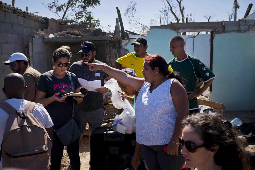 Un grupo de voluntarios distribuyen donaciones a los afectados por un tornado que causó estragos en el lugar la semana pasada. (AP /Ramón Espinosa)