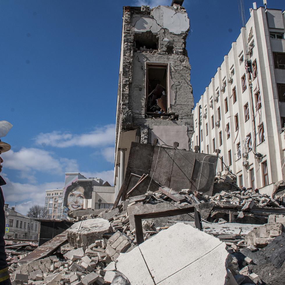 Rescatistas trabajan entre los escombros de un edificio oficial dañado por las bombas, en Járkiv, Ucrania, el 18 de marzo de 2022. (AP Foto/Andrew Marienko)