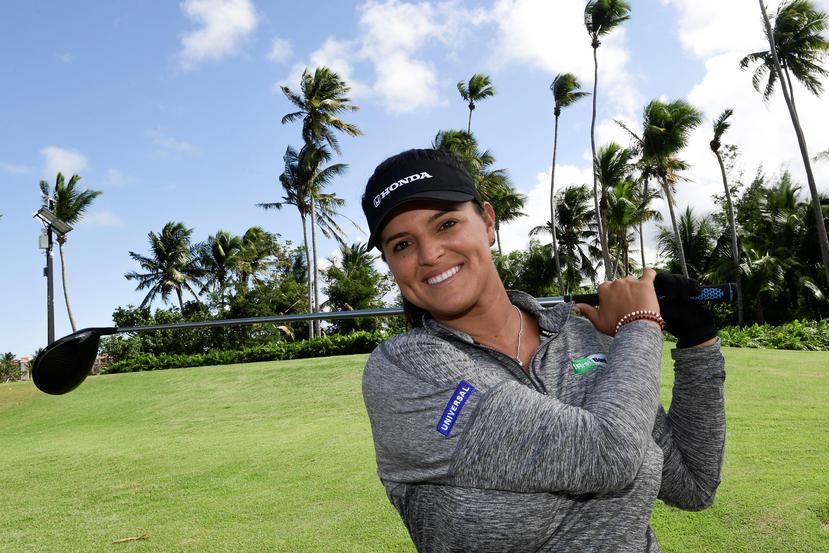 Maria Fernanda Torres es la primera puertorriqueña con tarjeta completa en el LPGA. Abajo muestra el guante de boxeo que usa como cover  de sus maderas.