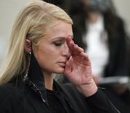 Paris Hilton seca las lágrimas de su rostro mientras testificaba frente a la legislatura de Utah el 8 de febrero de 2021.