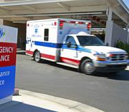 Foto de archivo muestra una ambulancia mientras sale de una institución hospitalaria.