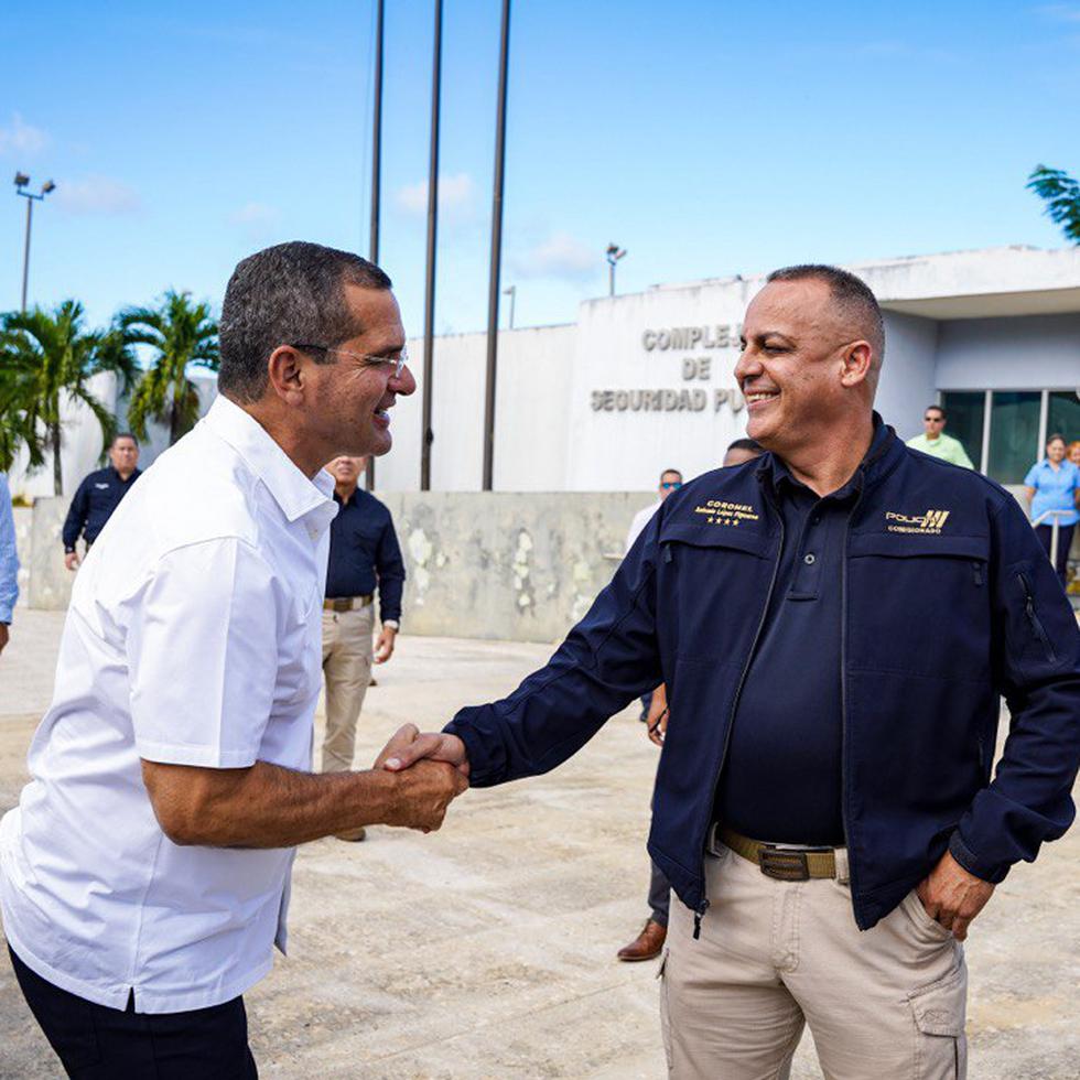 El gobernador Pedro Pierluisi saluda al comisionado de la Policía, Antonio López.