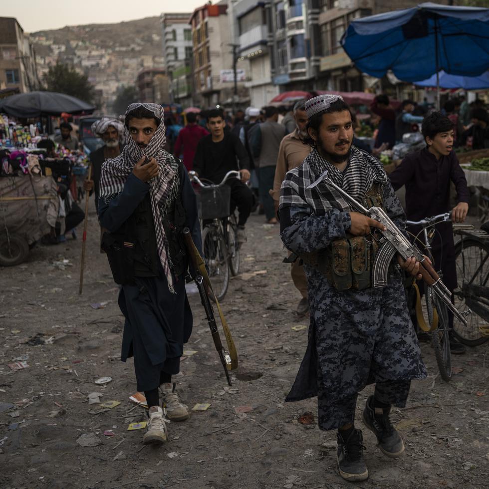 Combatientes talibanes patrullan un mercado en la ciudad vieja de Kabul, Afganistán.
