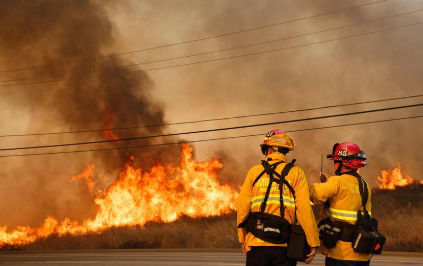 Los bomberos luchan por contener un incendio en Anaheim Hills, California. (Agencia EFE)