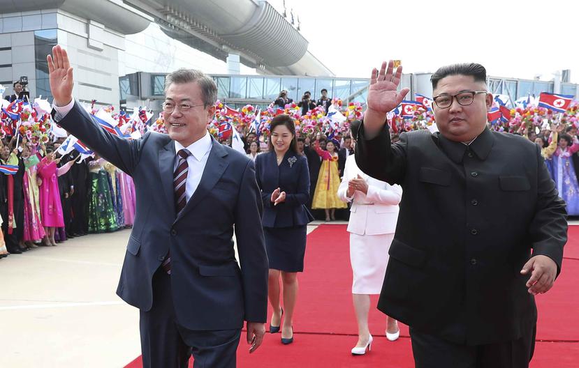 El presidente de Corea del Sur, Moon Jae-in, y el líder norcoreano, Kim Jong Un, saludan durante la ceremonia de bienvenida en el aeropuerto internacional de Sunan en Pyongyang, Corea del Norte. (AP)