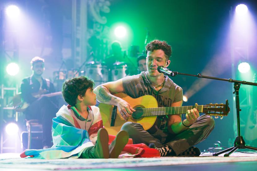 In a very emotional moment of his concert, he performed his hit "daddy's land" accompanied by his son Gael Ramos.