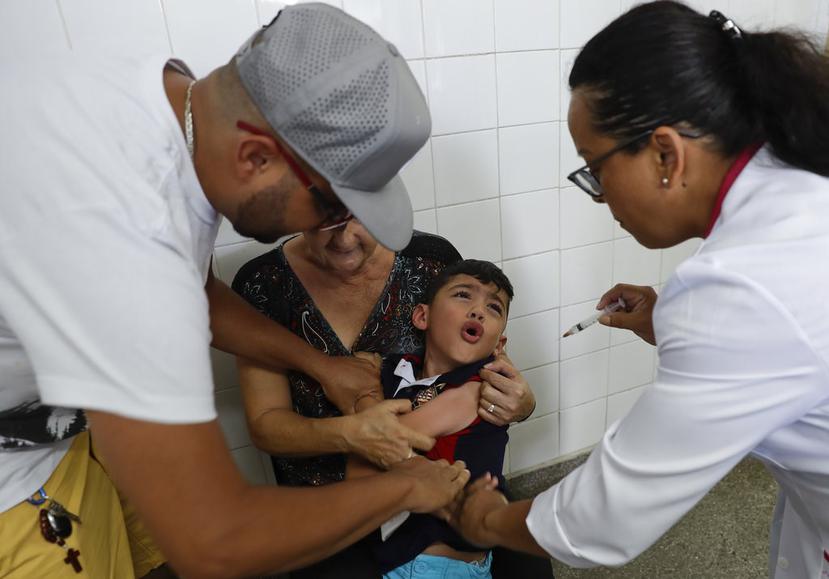 Un niño llora mientras recibe la vacuna contra la fiebre amarilla en un centro de salud pública en Sao Paulo, Brasil. (AP / Andre Penner).