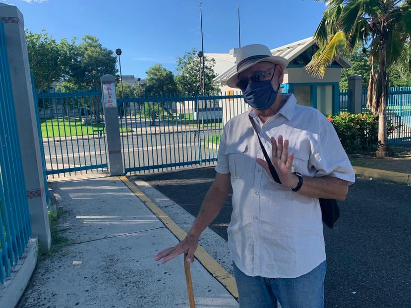 Carlos Rodríguez, ciudadano confundido por el centro en el que le toca votar en Mayagüez.