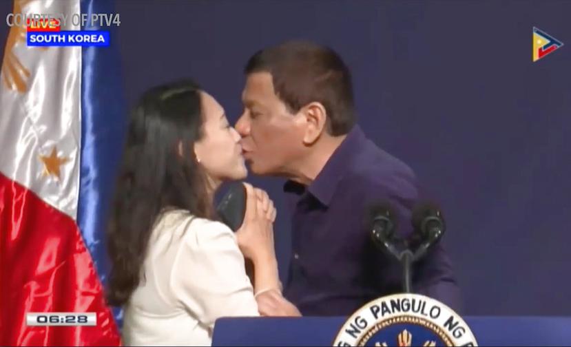 Rodrigo Duterte obliga a una trabajadora filipina a besarlo en la boca, durante un acto en Seúl, Corea del Sur (AP).