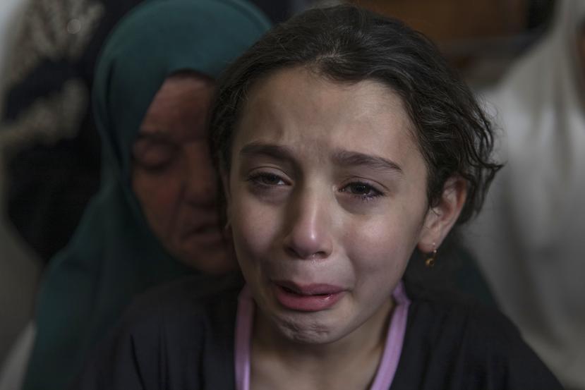 La niña palestina Batoul Shamsa, de 10 años, llora durante el funeral de su hermano Ahmad Shamsa, de 15 años, en la aldea de Beta, en Cisjordania, cerca de Naplusa, el jueves 17 de junio de 2021. El chico murió baleado por soldados israelíes en Cisjordania, dijo el ministerio de salud palestino.