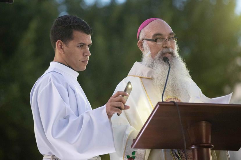 El obispo se ganó el aplauso de la feligresía tras su sermón frente a diversas figuras políticas en la catedral de Ponce.