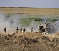 Miembros de la artillería israelí lanzan ataques hacia Gaza.