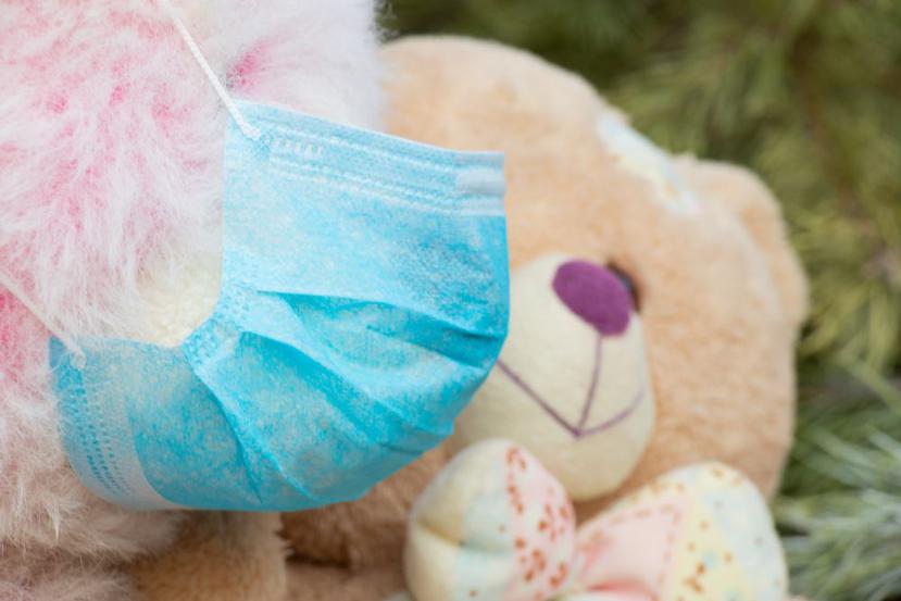 Un oso de peluche con un cubrebocas. (Shutterstock)