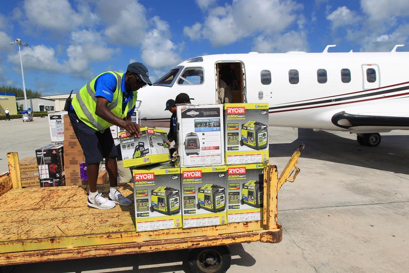 El cargamento de ayuda incluyó sierras eléctricas, uno de los artículos que solicitó el gobierno de Bahamas.
