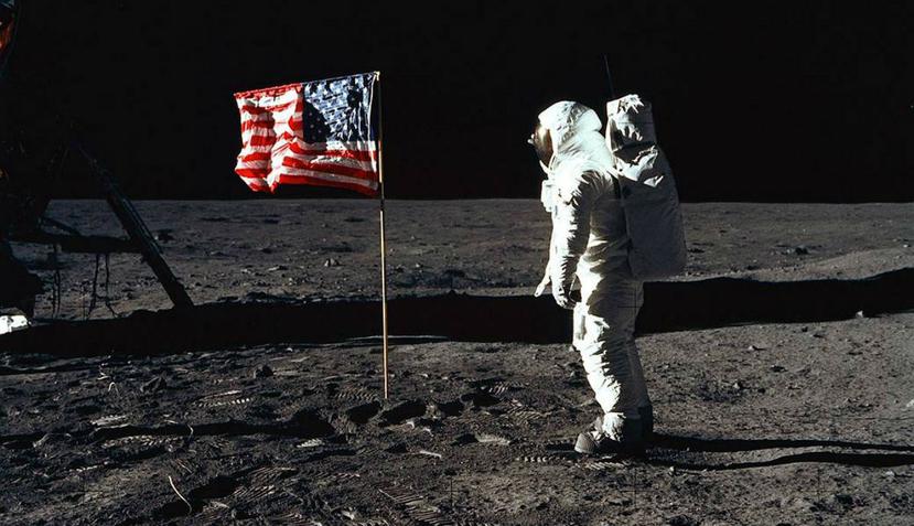 El astronauta Edwin E. Aldrin Jr., posa para una fotografía junto a la bandera de Estados Unidos desplegada durante una actividad del Apolo 11 en la superficie lunar (NASA).