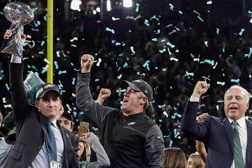 Foto del 4 de febrero de 2018, en la que el gerente de los Eagles de Filadelfia Howie Roseman (izquierda) sostiene el trofeo Vince Lombardi al festejar la conquista del Super Bowl con el entrenador Doug Pederson (centro) y el dueño Jeffrey Lurie. (AP)