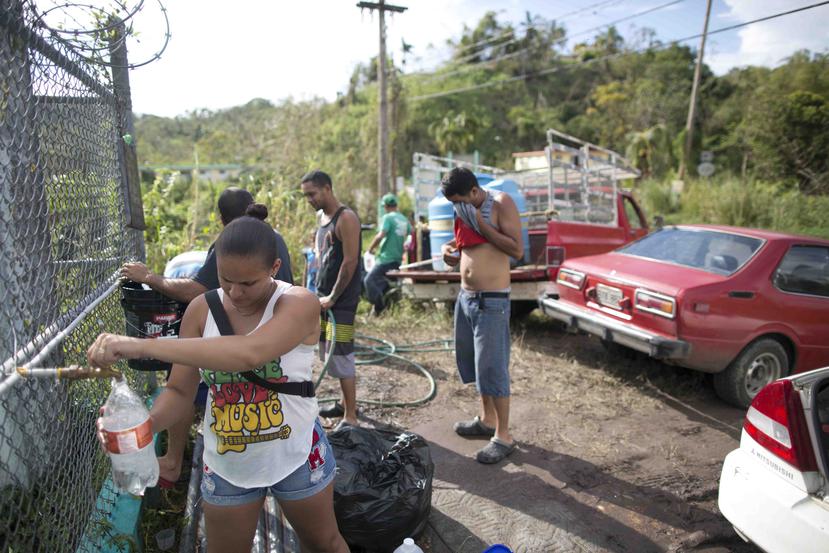 Los residentes del barrio Rosario en San Germán han recurrido a recoger agua potable de una bomba propiedad de la Autoridad de Acueductos y Alcantarillados.