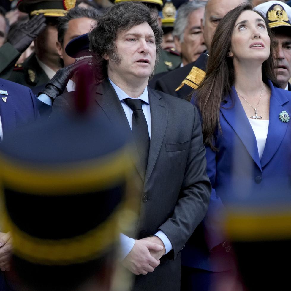 El presidente argentino Javier Milei, izquierda, y su vicepresidenta Victoria Villarruel asisten a la ceremonia oficial.