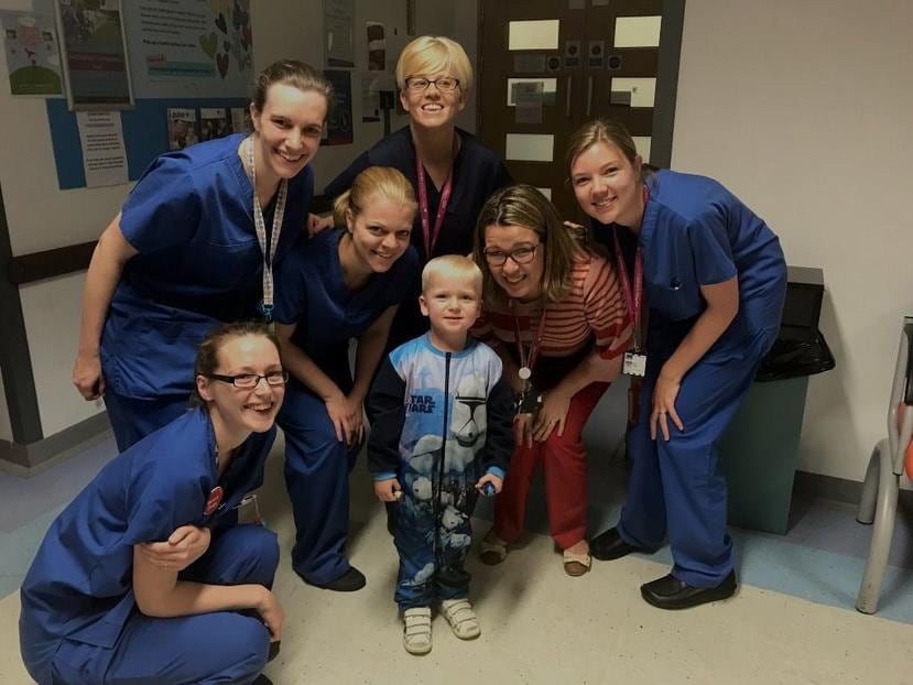 El pequeño Dylan, junto al equipo médico que lo atiende en el hospital Derby Royal en Reino Unido (Twitter / Kerry Askin).