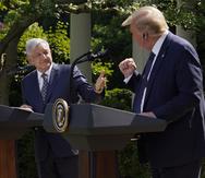El expresidente Donald Trump, a la derecha, y el presidente de México, Andrés Manuel López Obrador, hacen un gesto antes de firmar una declaración conjunta en la Casa Blanca en Washington. (Archivo)