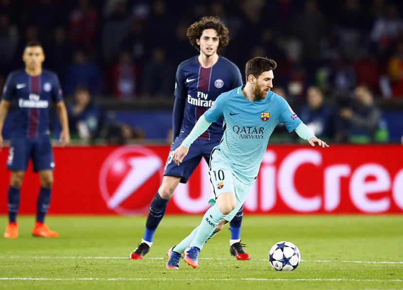 Lionel Messi del Barcelona avanza con el balón en el partido contra París Saint-Germain. (Agencia EFE)