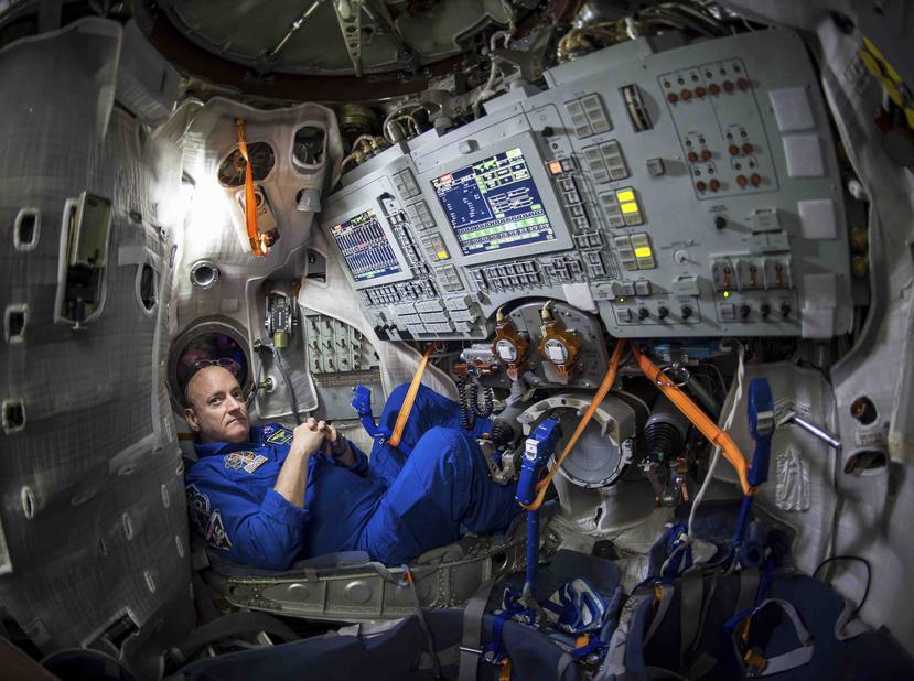 El astronauta Scott Kelly sentado dentro de un simulador de una nave soyuz en el Centro de Entrenamiento de Cosmonauta Gagarin (GCTC) en Star City, Rusia. (AP / NASA)