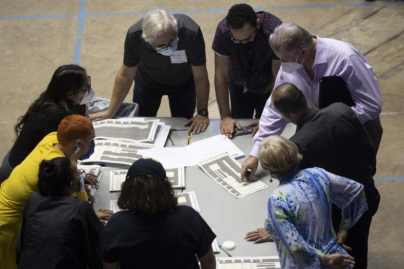 Funcionarios cuentan a mano los votos en las mesas especiales el pasado 5 de noviembre en el coliseo Roberto Clemente, en San Juan.