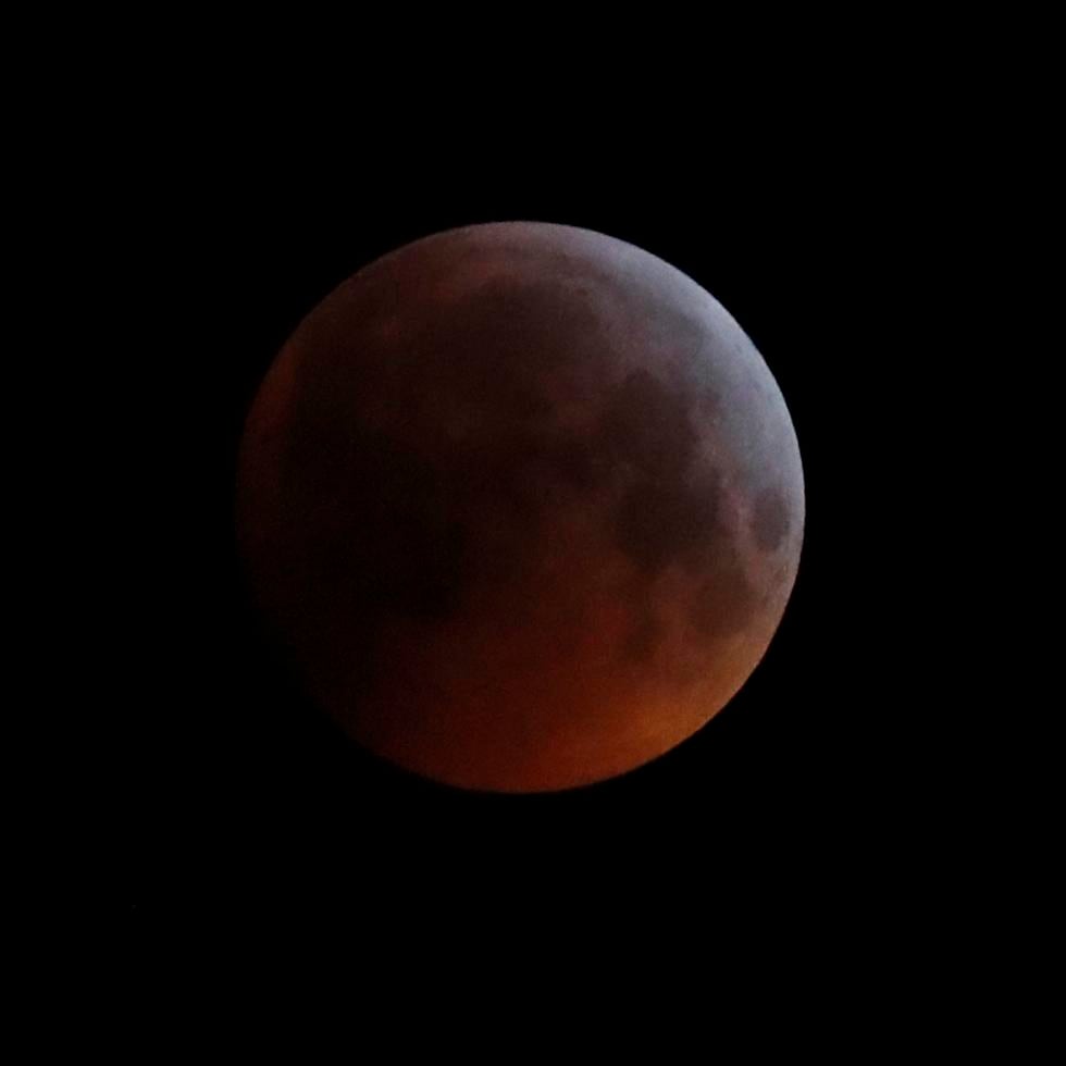 En esta imagen del lunes 21 de enero de 2019 se ve la sombra de la tierra sobre la luna llena, desde Brighton, en el sureste de Inglaterra.