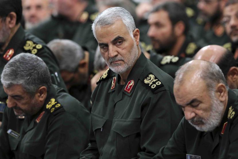 En esta fotografía de archivo del 18 de septiembre de 2016 tomada de la página de la Oficina del Líder Supremo Iraní se ve al general de la Guardia Revolucionaria, Qassim Soleimani, al centro. (Oficina del Líder Supremo Iraní vía AP, Archivo)