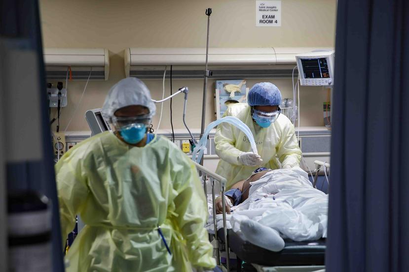 Los médicos, enfermeras y otros empleados de cuatro hospitales de la ciudad de Nueva York que han lidiando con altos volúmenes de pacientes con coronavirus serán los primeros sometidos las pruebas bajo el nuevo programa de pruebas. (AP)