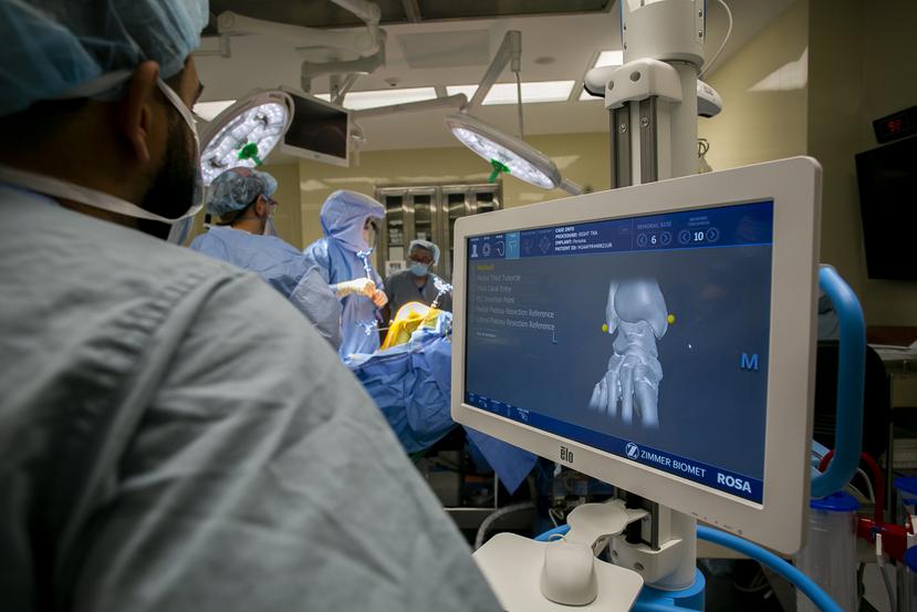 El asistente quirúrgico robótico ROSA también ayuda en las resecciones óseas y posicionar adecuadamente el implante.