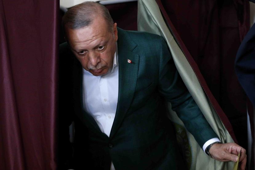 El presidente de Turquía Recep Tayyip Erdogan sale de la cabina luego de ejercer su voto en las elecciones. (AP / Lefteris Pitarakis)