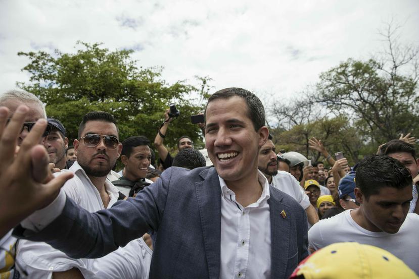 Juan Guaidó habló ante algunos centenares de personas que se congregaron en la capital para apoyar su llamado a derrocar al presidente. (AP/ Rodrigo Abd)