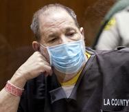 El ex productor cinematográfico y violador convicto Harvey Weinstein, de 69 años, escucha en la corte durante una audiencia previa a su juicio en Los Angeles el 29 de julio de 2021. (Etienne Laurent/Pool Photo via AP)