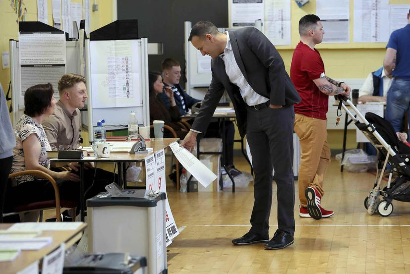 El primer ministro de Irlanda, Leo Varadkar, vota en uno de los comicios.  (Brian Lawless/PA via AP)