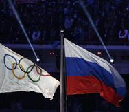 En imagen de archivo del 23 de febrero de 2014, la bandera nacional de Rusia (a laderecha) ondea al lado de la bandera olímpica durante la ceremonia de clausura de los Juegos Olímpicos de Invierno 2014 en Sochi, Rusia.