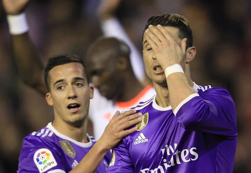 Los jugadores de Real Madrid, Cristiano Ronaldo, derecha, y Lucas Vázquez, gesticulan durante una derrota 2-1 ante Valencia. (The Associated Press)
