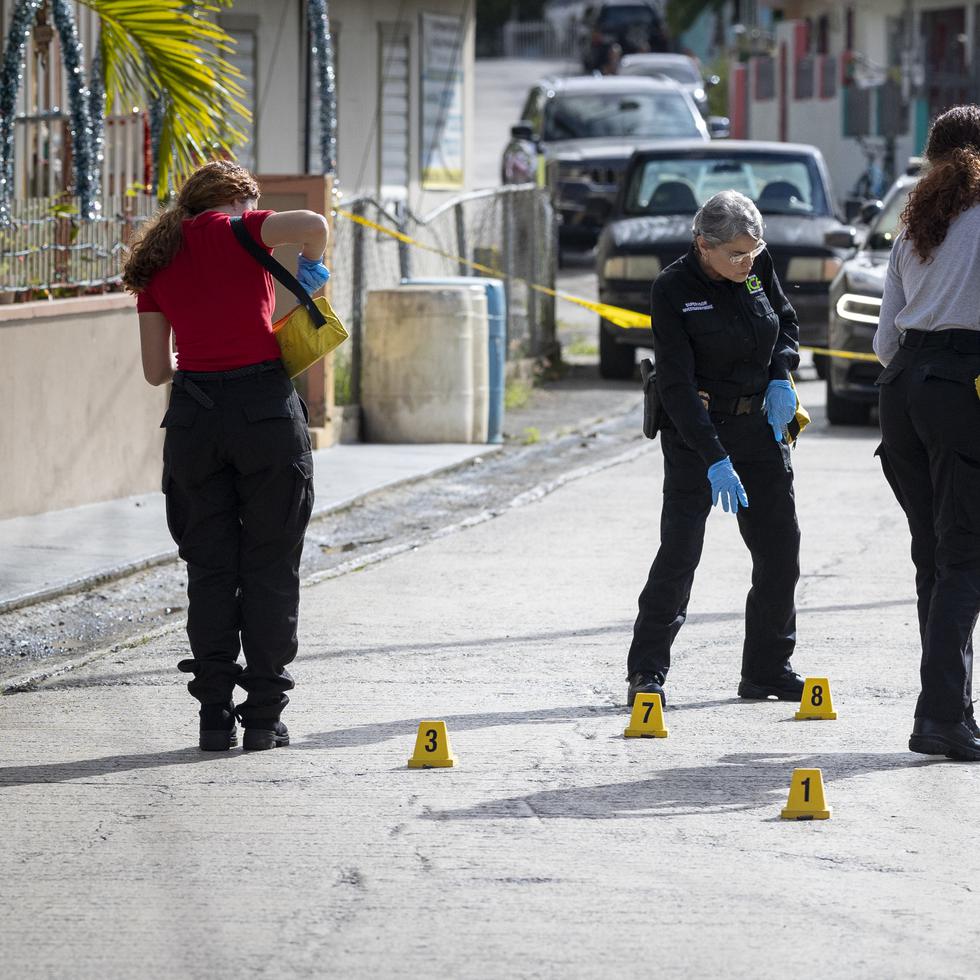 Escena de un asesinato reportado en la comunidad Villa Alegre de Gurabo el pasado diciembre. El año 2023 cerró con 464 muertes violentas en Puerto Rico.