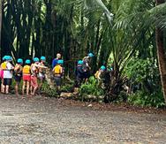 Grupo de turistas que estaba bajando por una pendiente hasta el río Charco Frío en Ceiba.