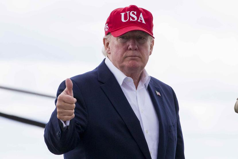 Donald Trump alza el pulgar antes de partir del aeropuerto de Shannon, Irlanda. (AP/Alex Brandon)