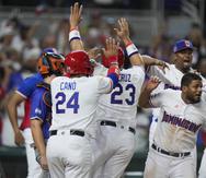 Los peloteros de República Dominicana celebran tras el hit de Jean Segura que puso fin al partido del martes ante Israel en el Clásico Mundial de Béisbol.