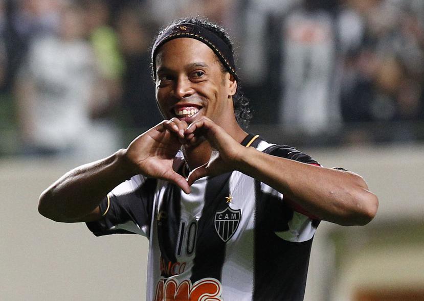 n esta foto de archivo del 11 de julio de 2013, el brasileño Ronaldinho festeja una victoria del Atlético Mineiro sobre el Newell's Old Boys de Argentina en la semifinal de la Copa Libertadore. (AP)