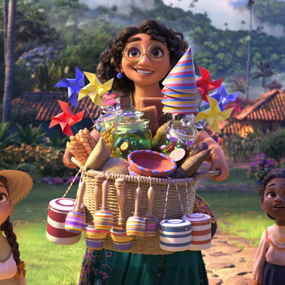 En esta imagen difundida por Disney, Mirabel, cuya voz es interpretada por Stephanie Beatriz, en una escena de la cinta animada "Encanto" que por segunda semana consecutiva es la cinta más taquillera en Estados Unidos. (Disney vía AP)